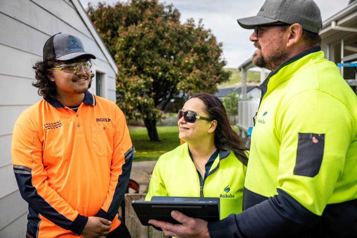 Andrea Shaw and her predecessor Paul Miller with Khobi Pere, a tauira of the He Toki Electrical course.